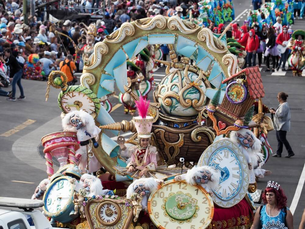 Karneval in Spanien: riesiges Karnevalskostüm in Teneriffa. 