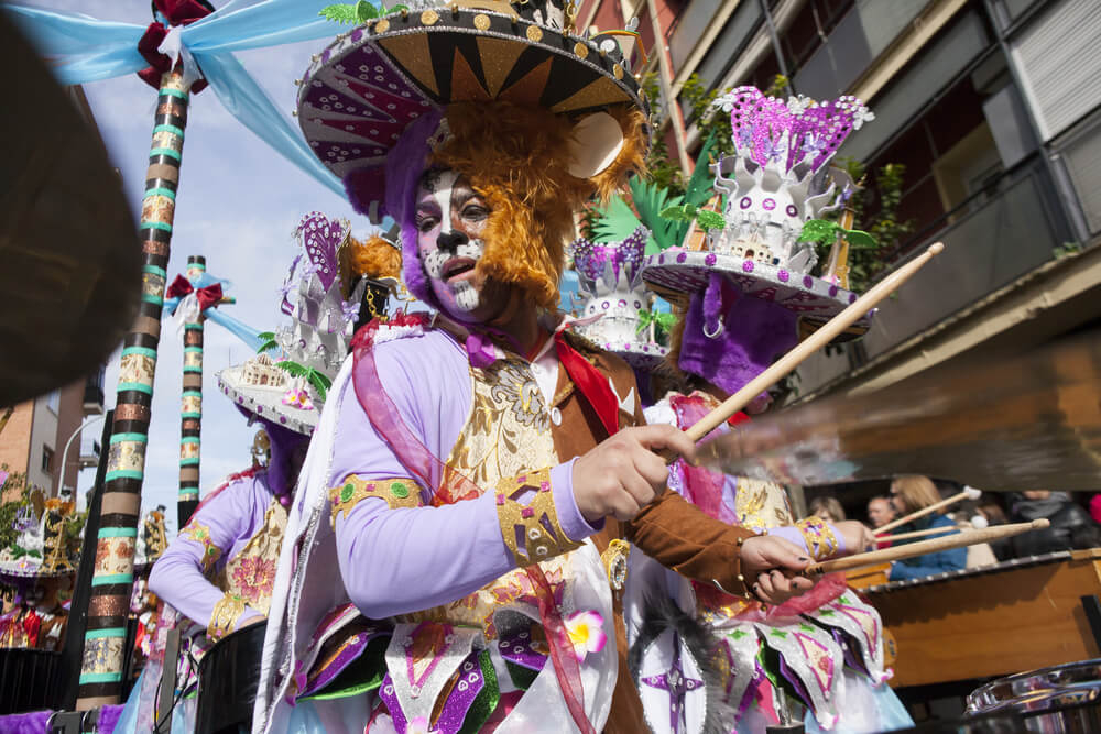 Karneval von Badajoz: ein verkleideter Trommler in der Parade. 