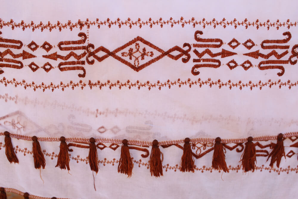 Detailansicht einer Ghutra, der traditionellen Kopfbedeckung in Dubai für Männer.