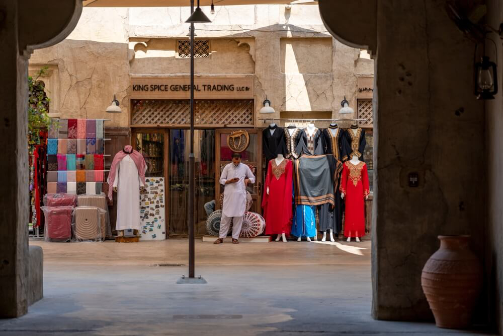 Stand mit traditionellen arabischen Gewändern.