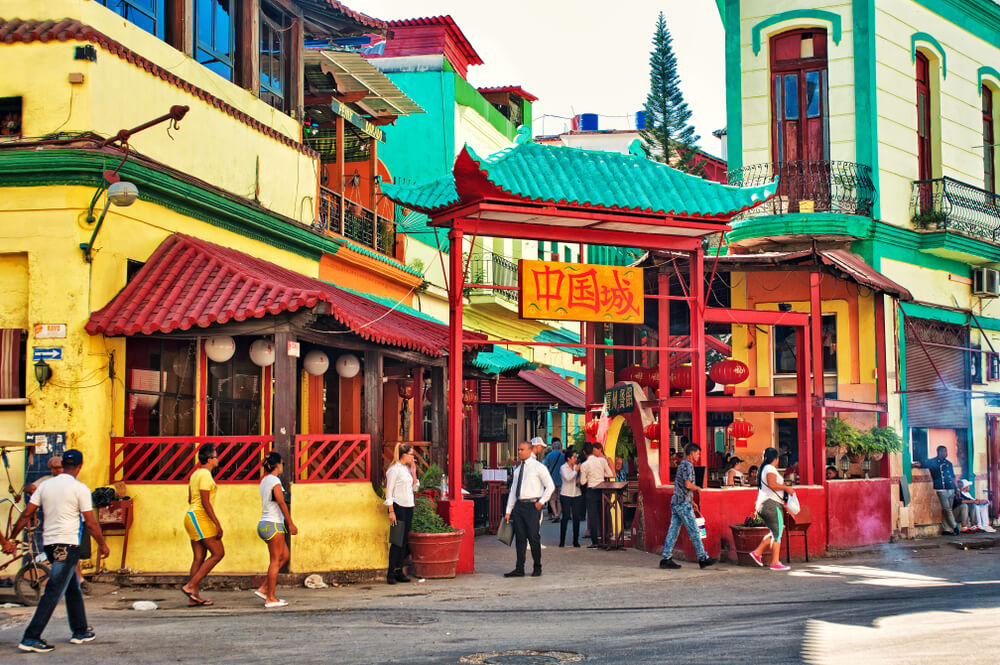 Chinatown Havanna: bunt bemalte chinesisch-kubanische Architektur.