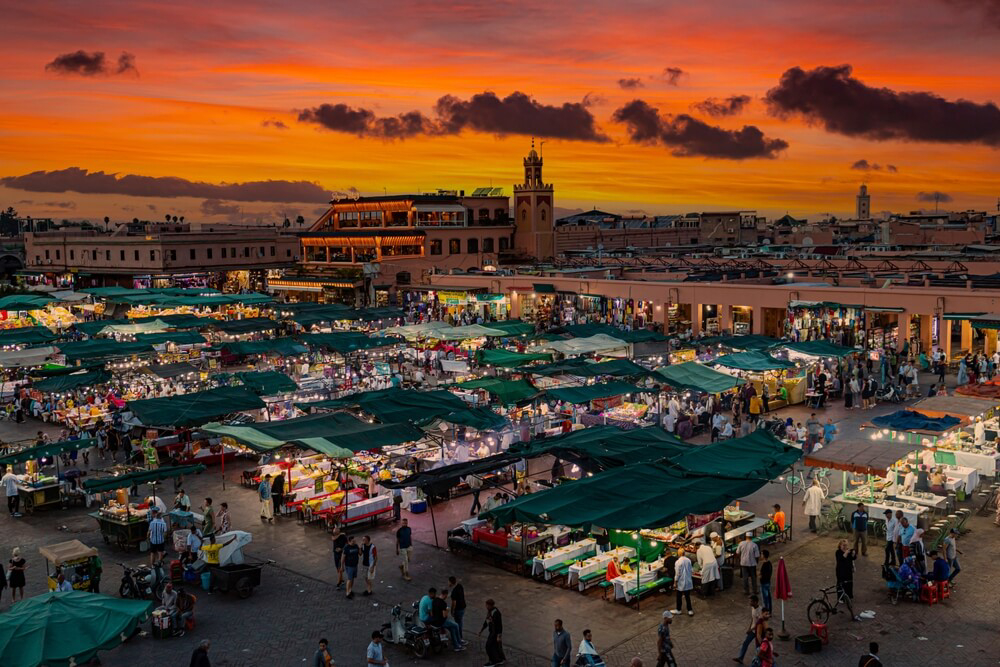 Markt auf dem Platz Djemaa el Fna in der Dämmerung.