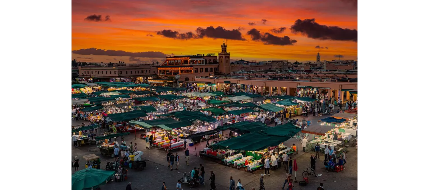 Markt auf dem Platz Djemaa el Fna in der Dämmerung.