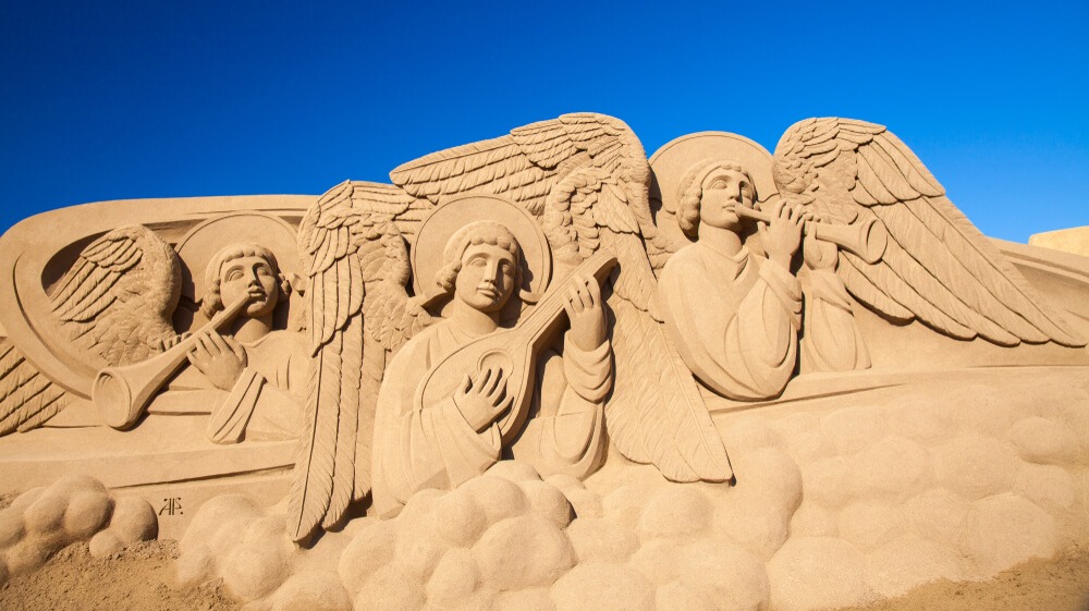 Detail der Krippe aus Sand am Strand von Las Canteras in Las Palmas de Gran Canaria.