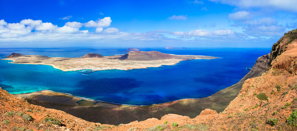 La Graciosa von einem Aussichtspunkt auf Lanzarote aus gesehen.