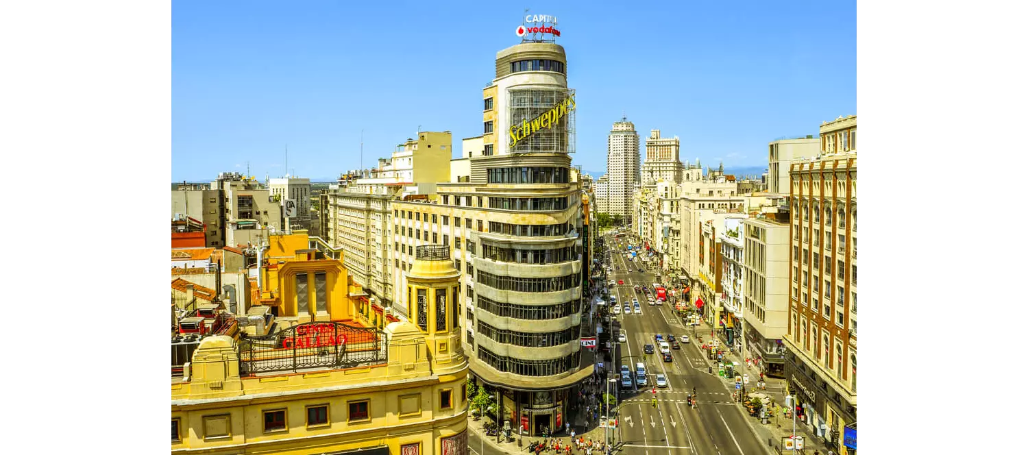 Ubicado en el edificio Carrión diseñado y construido por los arquitectos Luis Martínez-Feduchi y Vicente Eced y Eced.​