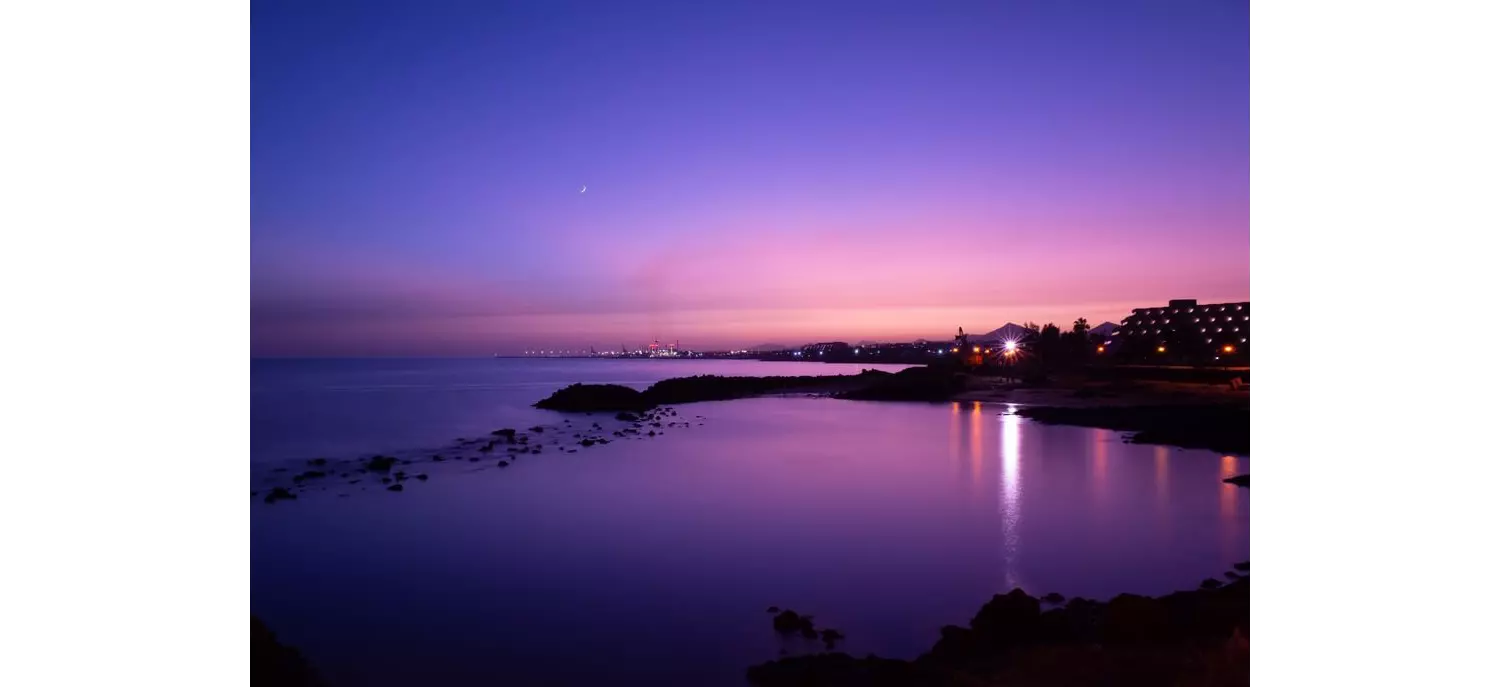Costa Teguise nightlife: Purple sunset over the beach of Costa Teguise, Lanzarote