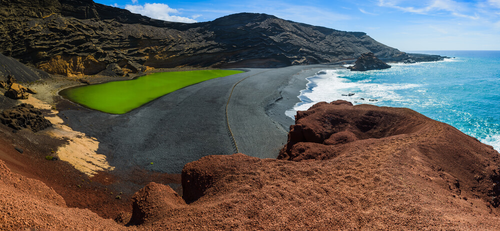 Schönste Strände Lanzarote: schwarzer Strand Charco de los Clicos mit grüner Lagune.