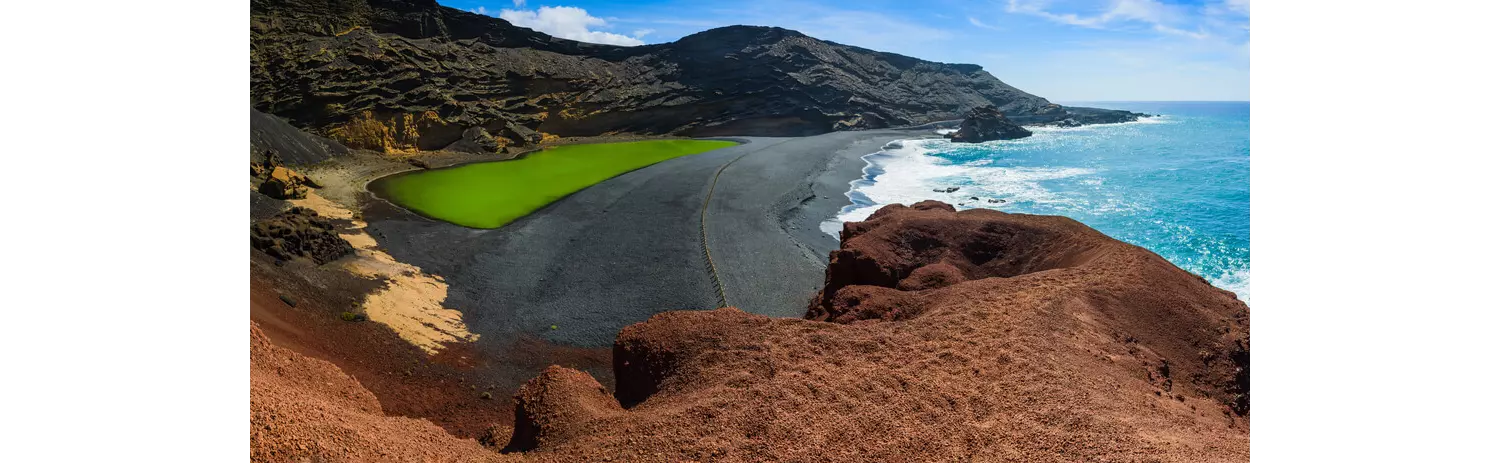 Schönste Strände Lanzarote: schwarzer Strand Charco de los Clicos mit grüner Lagune.