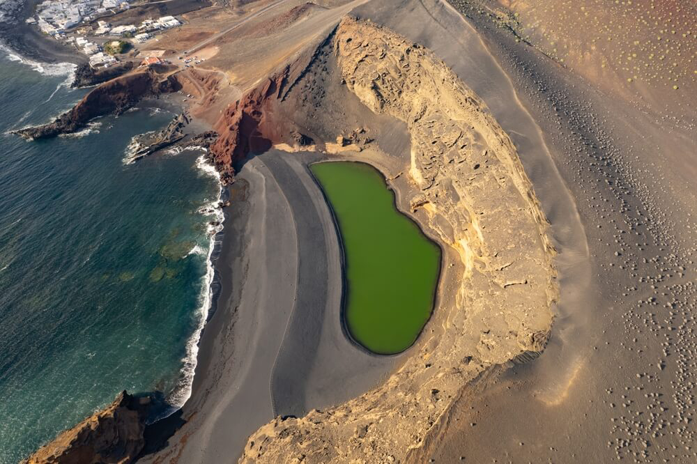 Der Strand von Charco Verde auf Lanzarote aus der Luft gesehen.