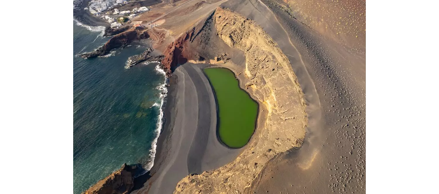 Schönste Strände Lanzarote: schwarzer Strand Charco de los Clicos mit grüner Lagune.