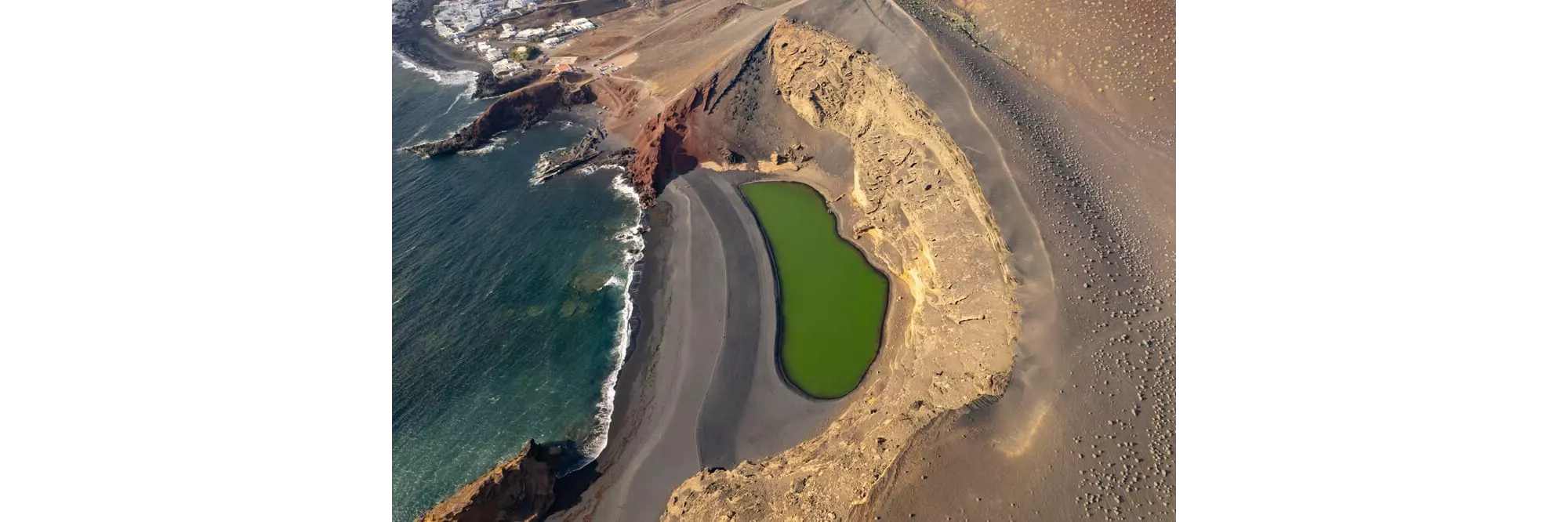 Schönste Strände Lanzarote: schwarzer Strand Charco de los Clicos mit grüner Lagune.