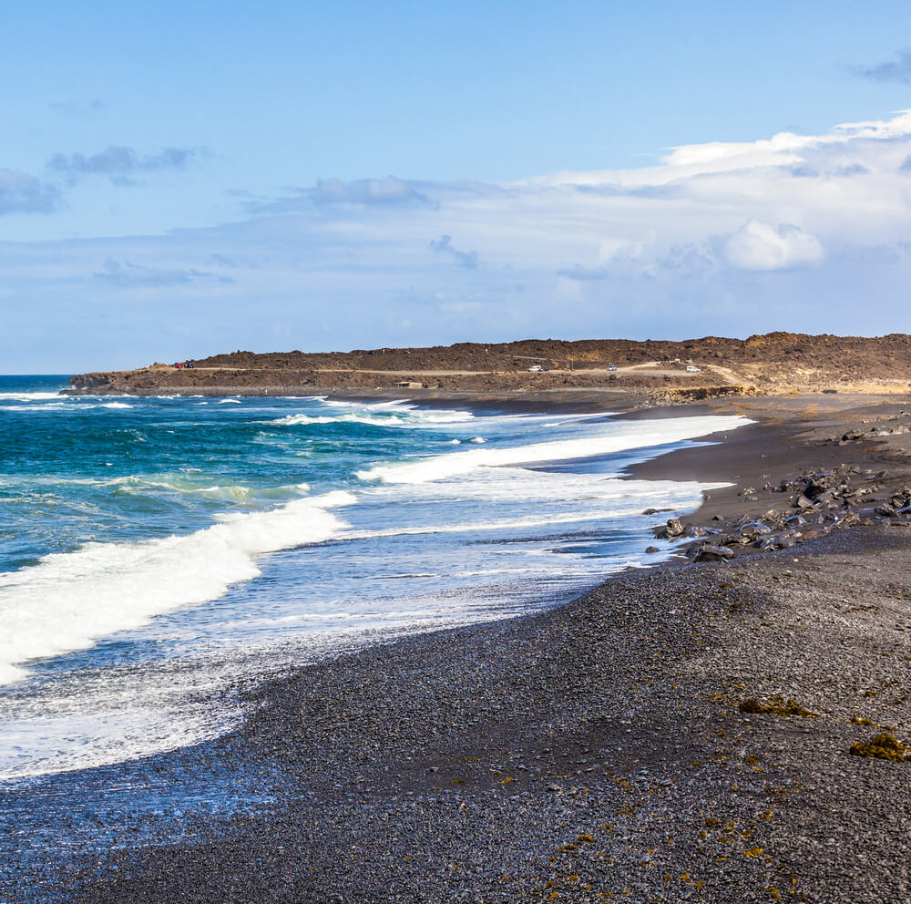Schwarzer Sand am Playa del Janubio auf Lanzarote.