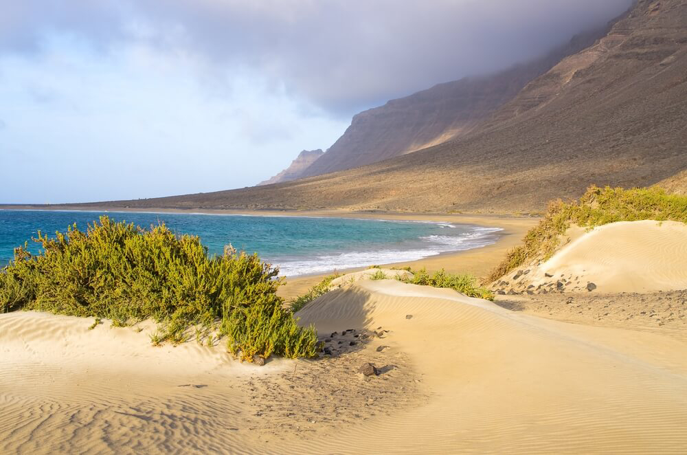 Schönste Strände Lanzarote: Felsklippen am Playa del Risco.