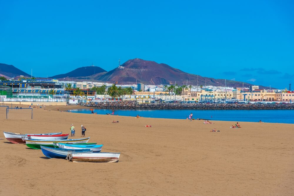 Las Palmas city guide: Playa Alcaravaneras with fishing boats on the sand