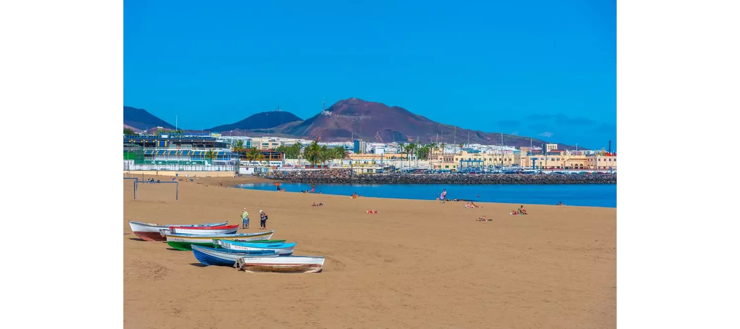 Las Palmas city guide: Playa Alcaravaneras with fishing boats on the sand