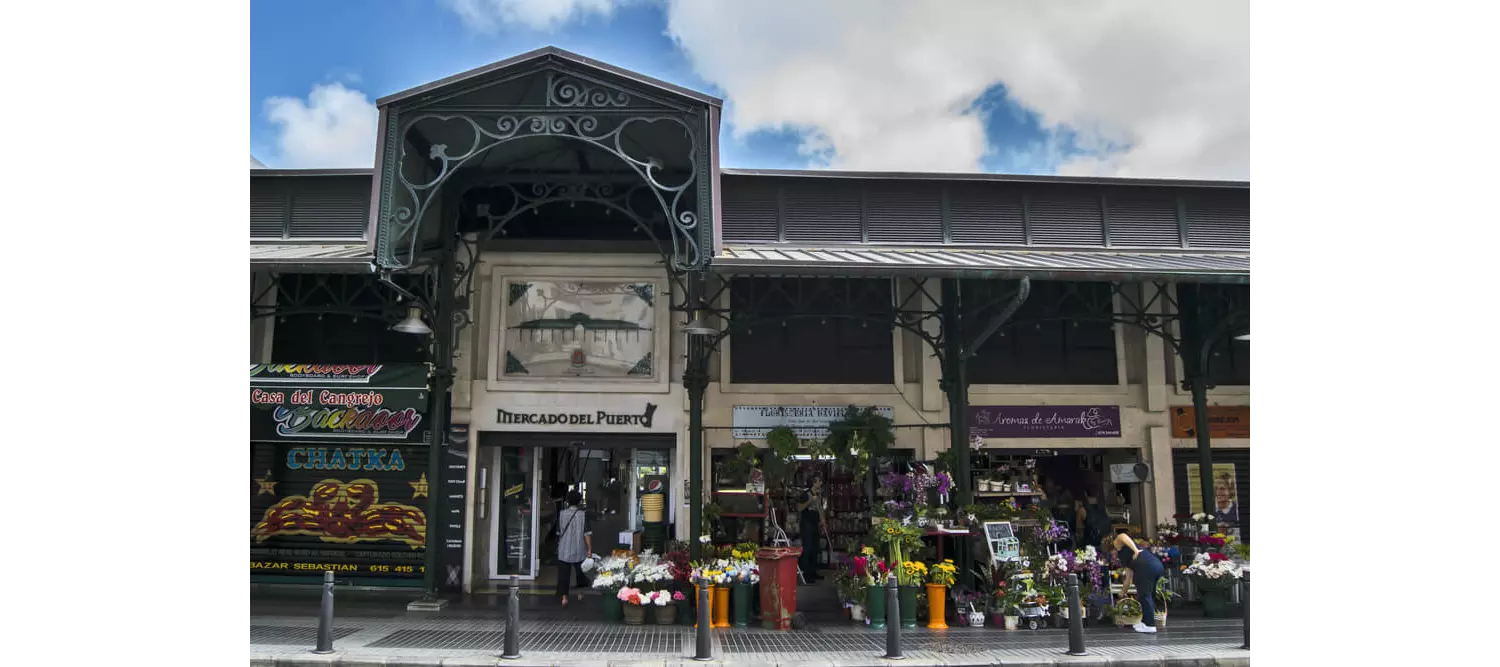 Las Palmas, Gran Canaria: A street view of the Mercado del Puerto