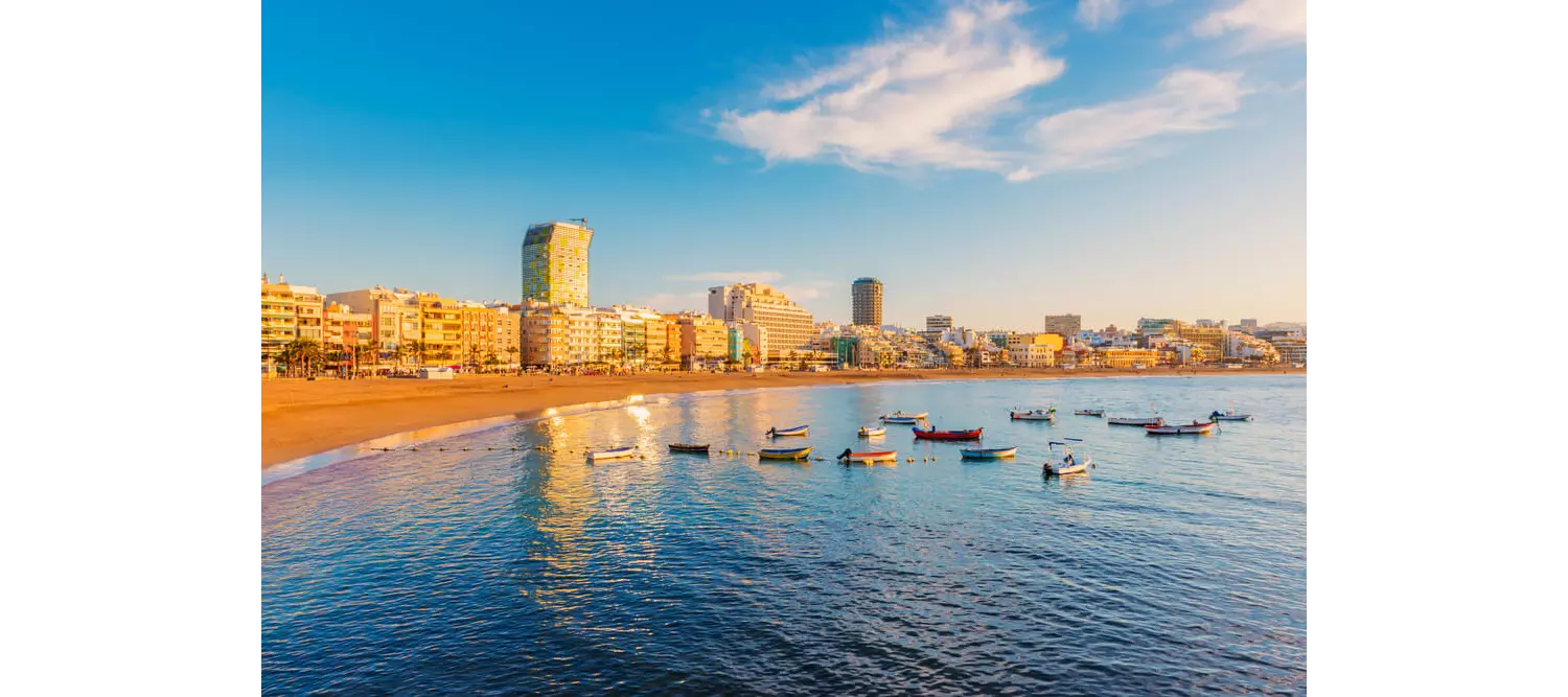 Sightseeing Las Palmas: A panoramic view of the golden sand beach Las Canteras