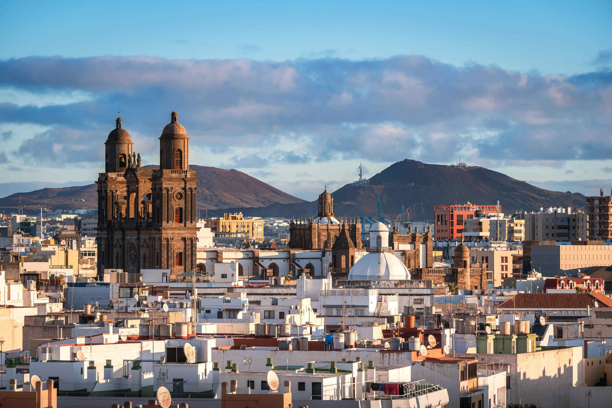 Las Palmas Sehenswürdigkeiten: Blick auf die Altstadt mit den Bergen im Hintergrund.
