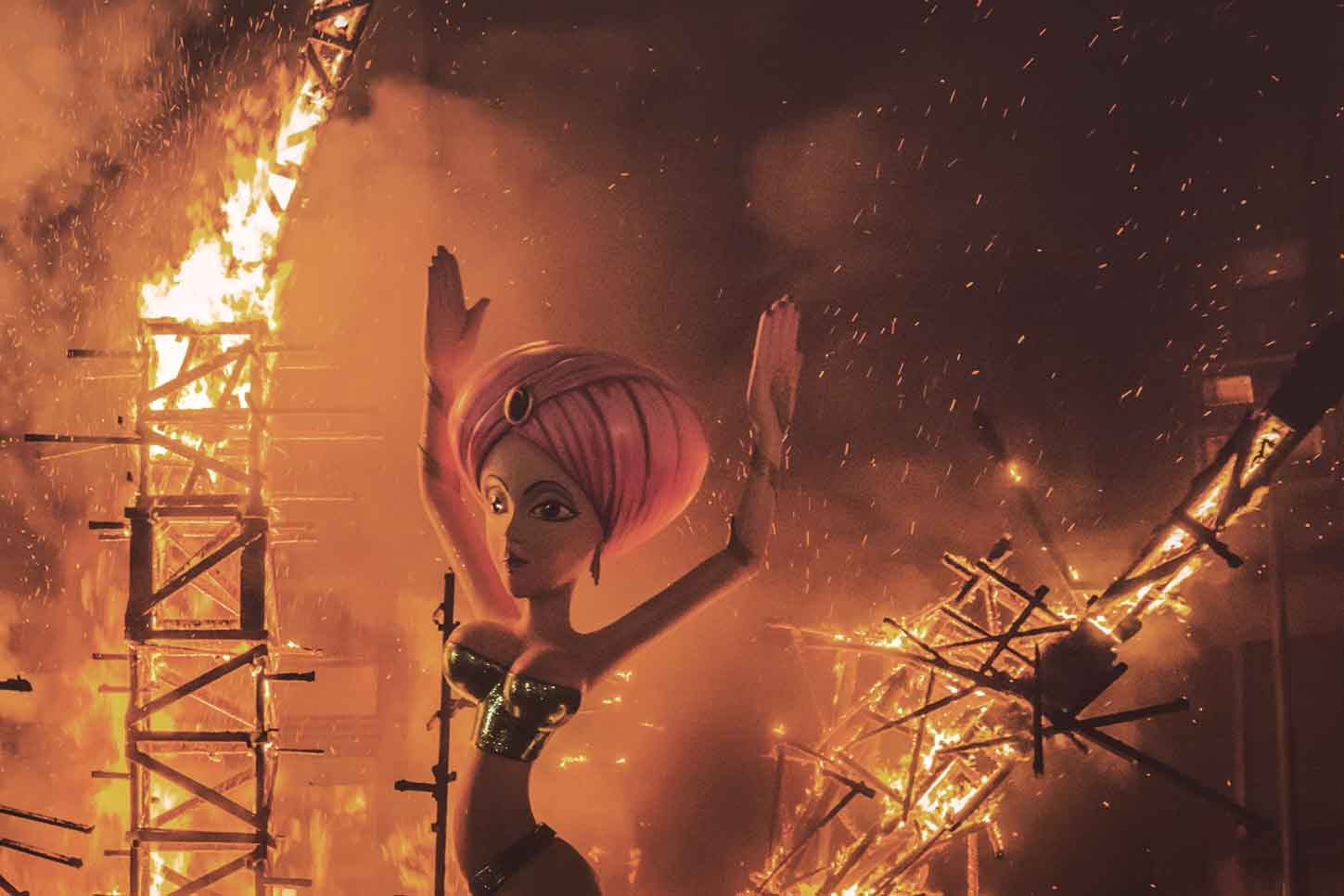 La cremá chiude la festa, Valencia. Le statue sono bruciate, ora è primavera