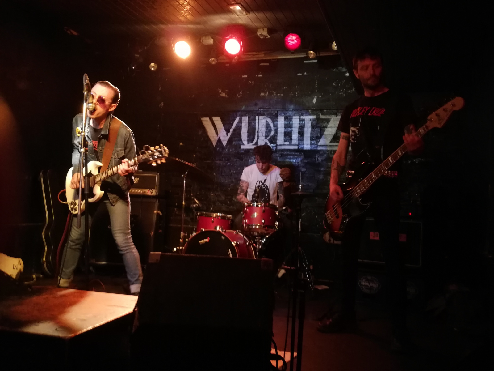 Live music in Madrid: Rock band performing on stage at Wurlitzer Ballroom, Madrid