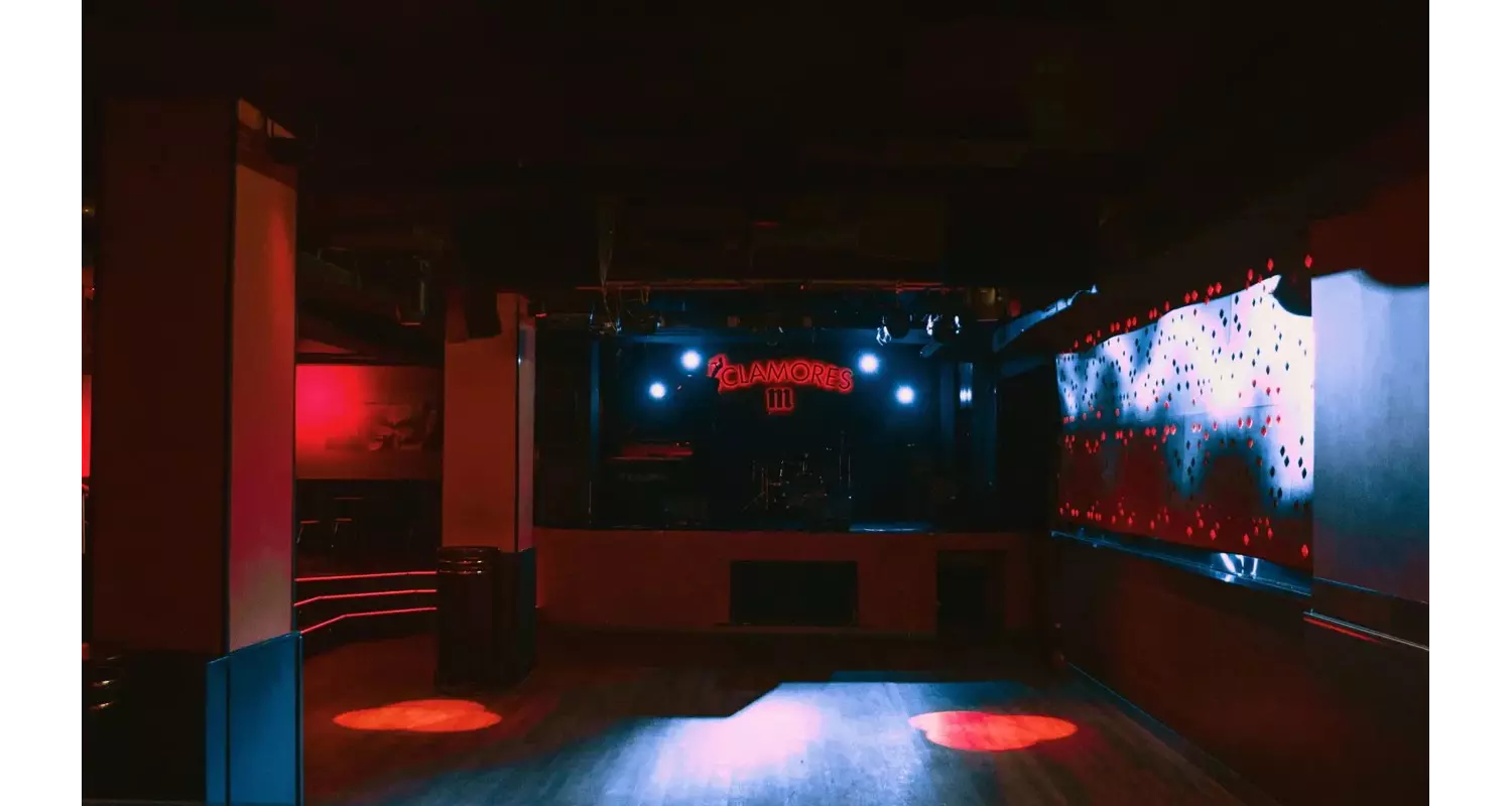 Sala Clamores: Dark, red and black interiors of a nightclub in Madrid