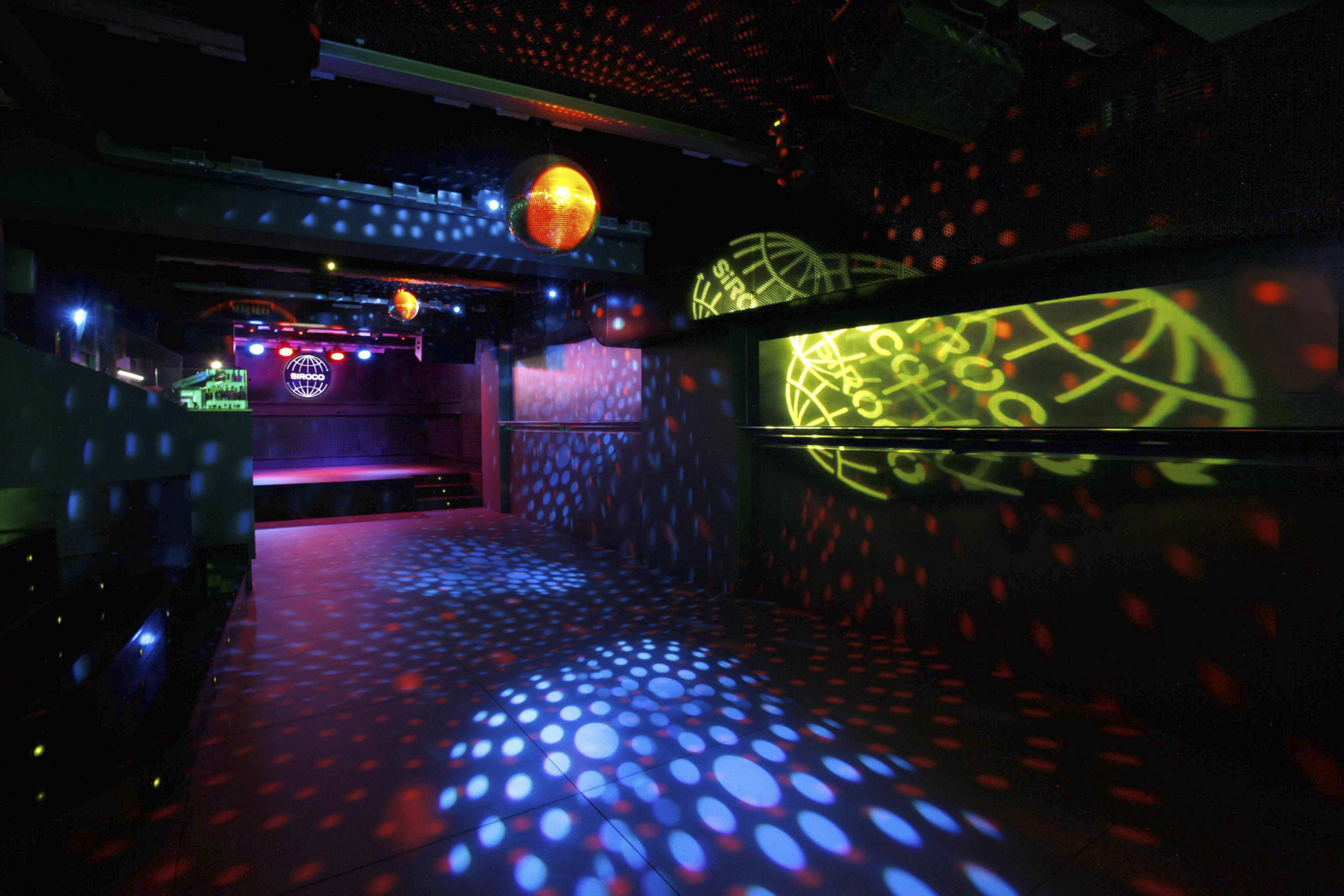 Siroco: A dark empty nightclub filled with multicoloured lights