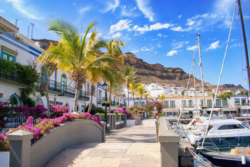 Puerto Mogán: A colonial-style harbour with yachts in the sea
