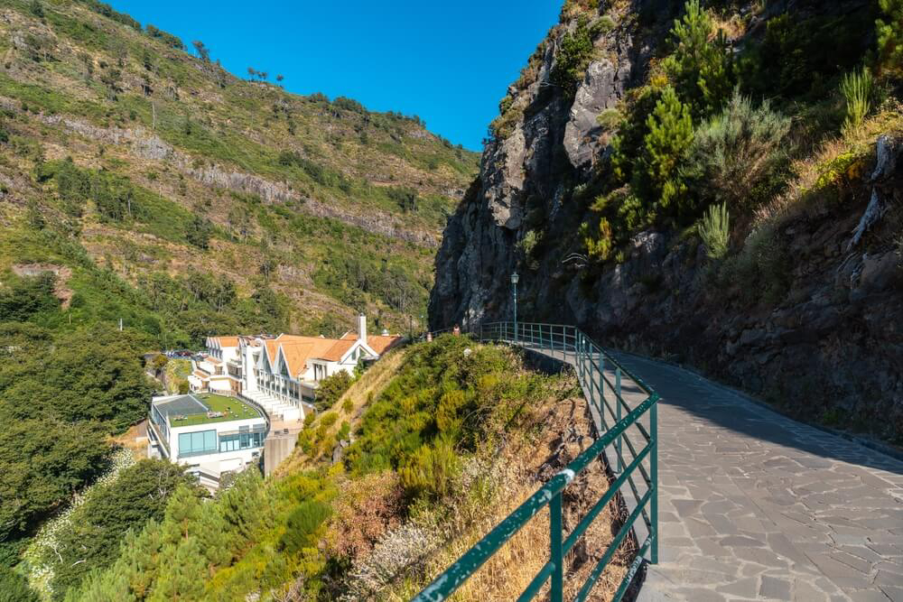 Wanderweg in der Nähe von Curral das Freiras auf Madeira.