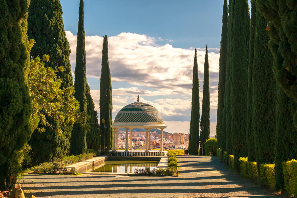 Kleiner Pavillon mit Aussicht auf die Stadt im Jardín Botánico-Histórico La Concepción in Málaga.