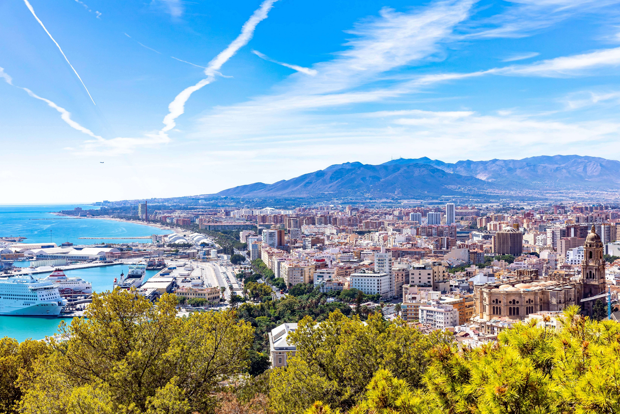 Panoramasicht der Stadt Málaga mit ihrem Hafen.