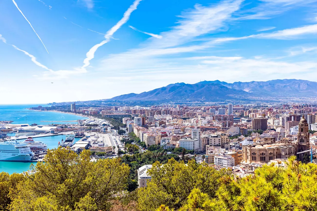 Panoramasicht der Stadt Málaga mit ihrem Hafen.