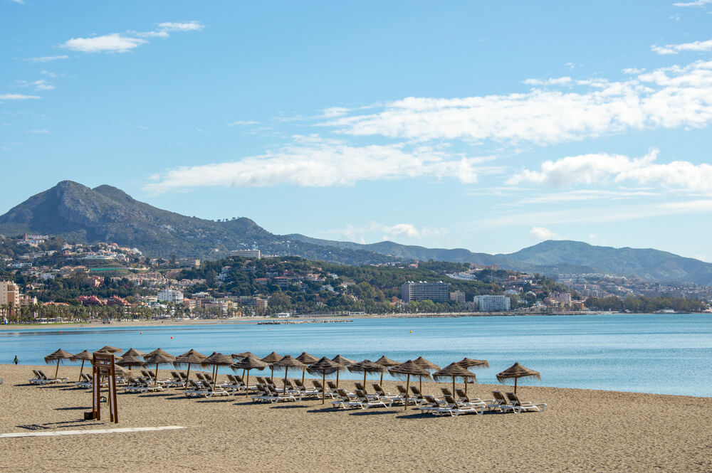 Sonnenschirme am Strand von La Malagueta in Málaga-Stadt.