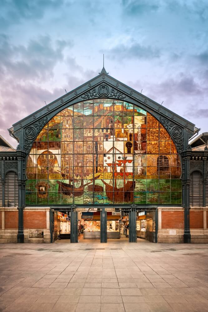 Glasmosaik der Markthalle von Málaga.