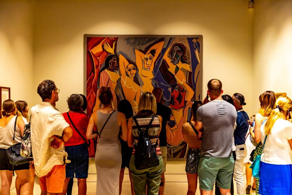 Besucher betrachten ein Gemälde im Picasso-Museum in Málaga.
