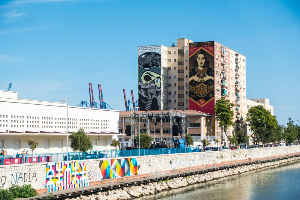 Große Graffiti an Häuserfassaden im Stadtviertel des Soho in Málaga.