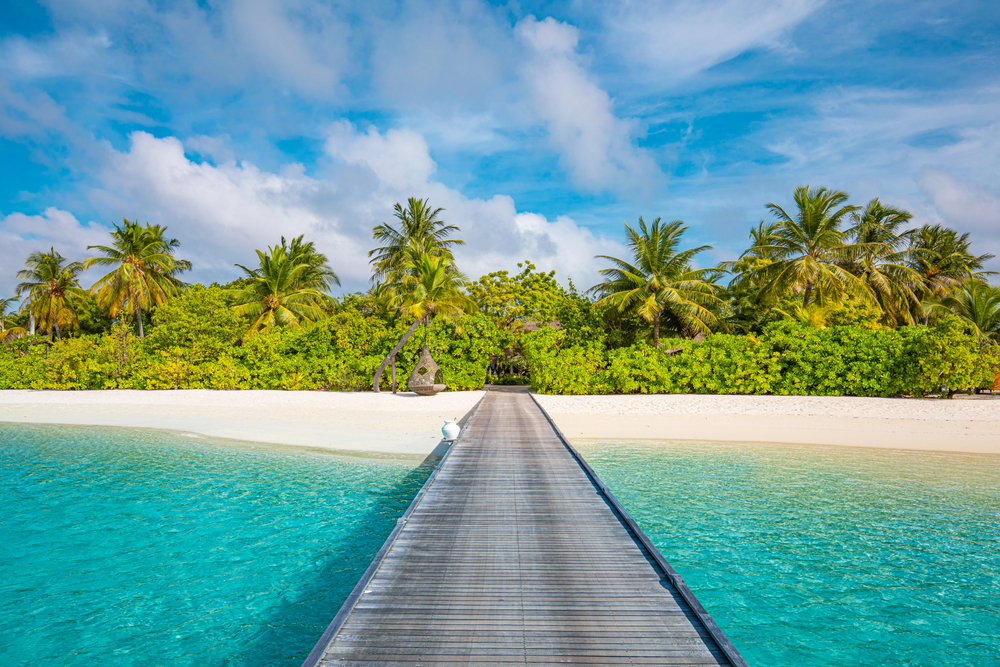 Urlaub auf den Malediven: Ein Steg führt direkt ins blaue Meer.