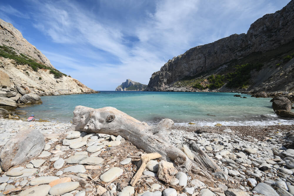 Kieselsteine an der einsamen Cala Bóquer auf Mallorca.
