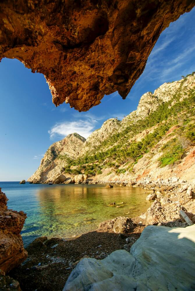 Einsame Bucht auf Mallorca: Sicht durch Felsen auf die kleine Cala en Basset.