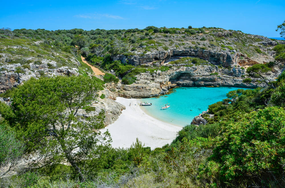Mallorca Calas: Sicht aus der Höhe auf den schneeweißen Strand von Cala Marmols.