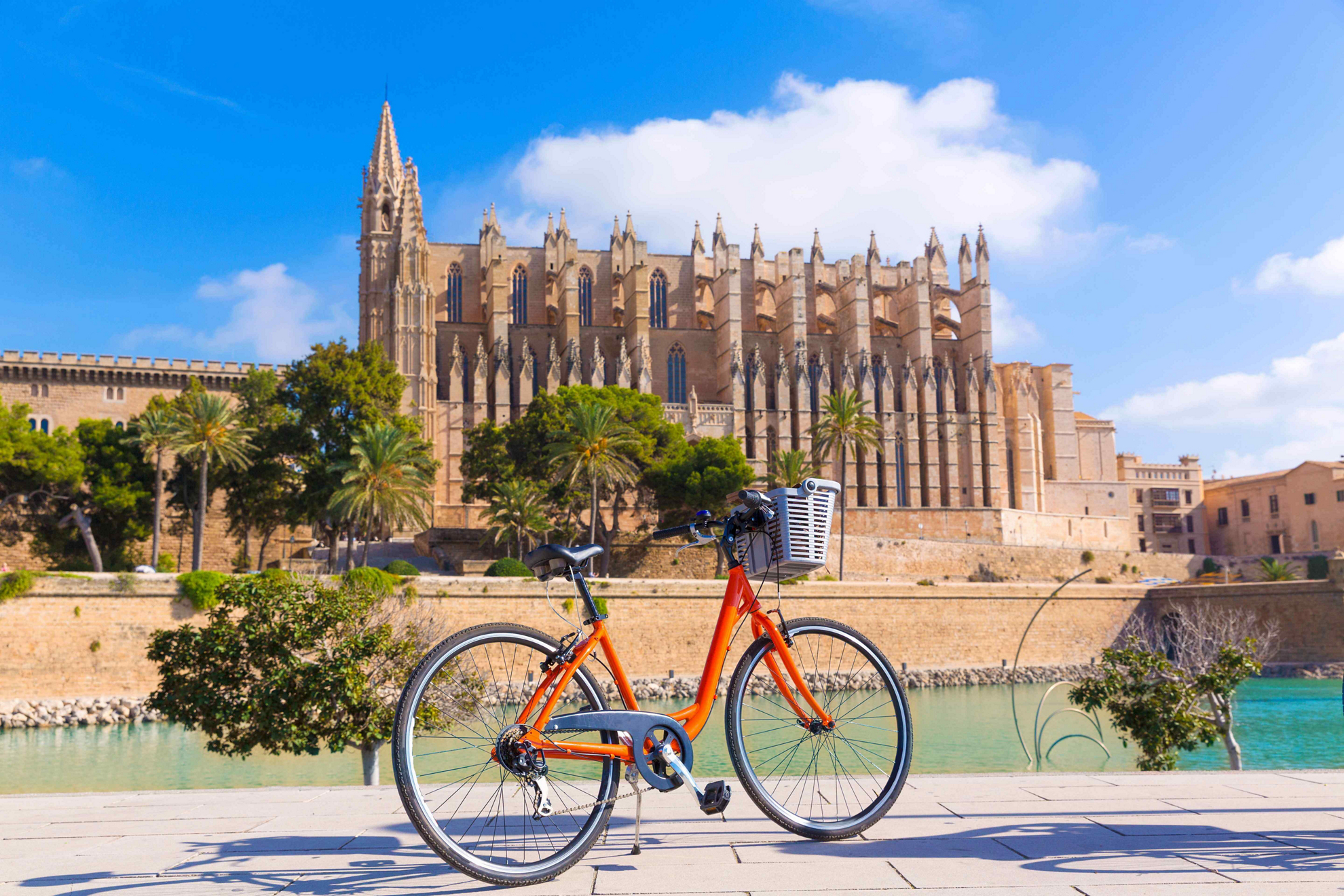 Fahrrad vor der Kathedrale von Palma de Mallorca