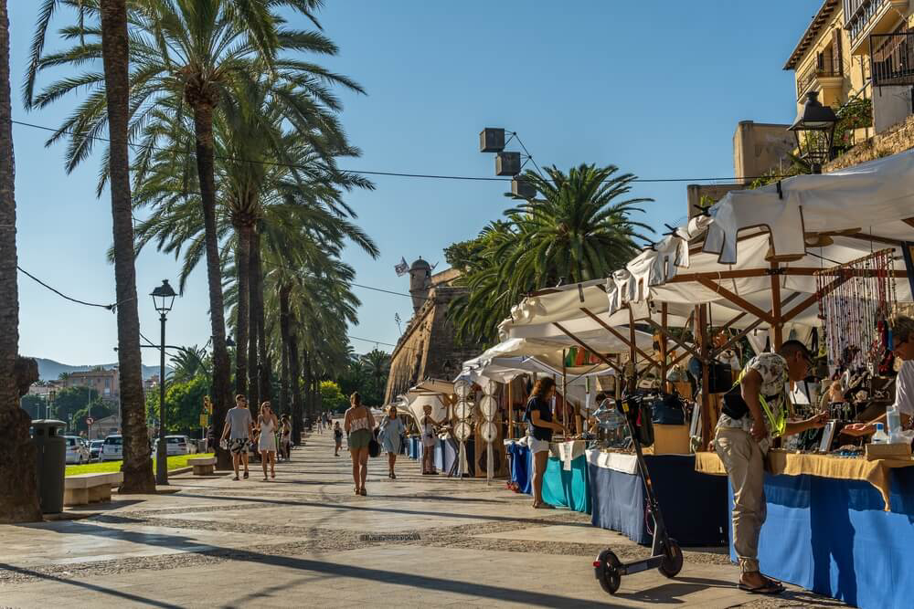 Bunte Stände auf dem Markt von Inca, Mallorca