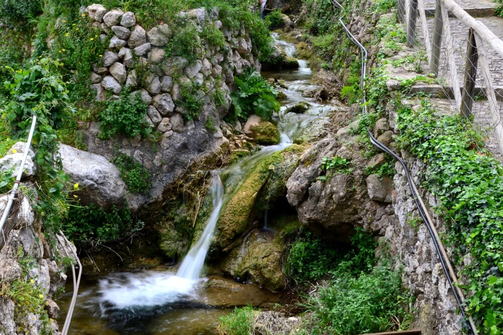 Mallorca im Frühling: reißender Bach in Deià, Serra de Tramuntana
