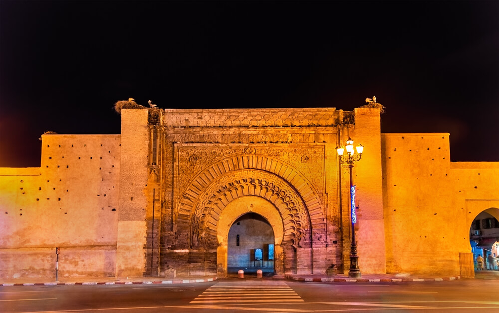 Das Tor Bab Agnaou in Marrakesch mit nächtlicher Beleuchtung.
