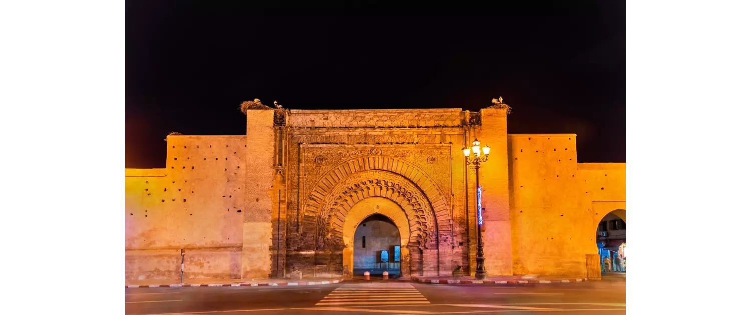Das Tor Bab Agnaou in Marrakesch mit nächtlicher Beleuchtung.
