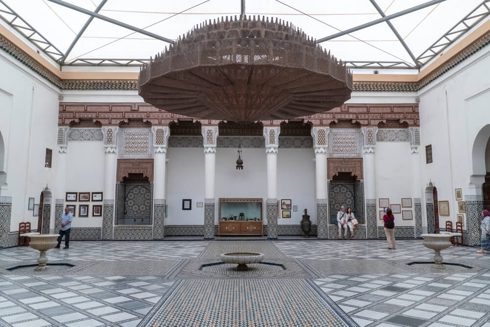 Großer Kronleuchter im Eingangssaal des Marrakesch-Museum.