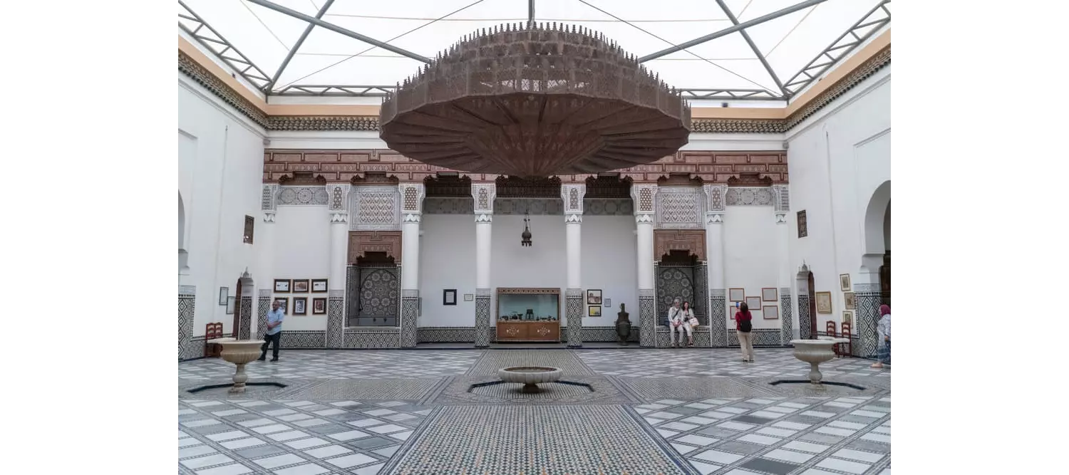 Großer Kronleuchter im Eingangssaal des Marrakesch-Museum.