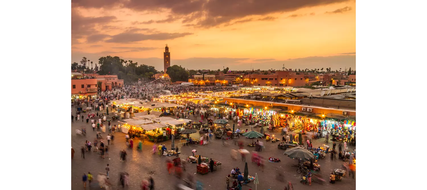 Der Platz Djemaa el Fna, eine der unumgänglichen Sehenswürdigkeiten in Marrakesch.