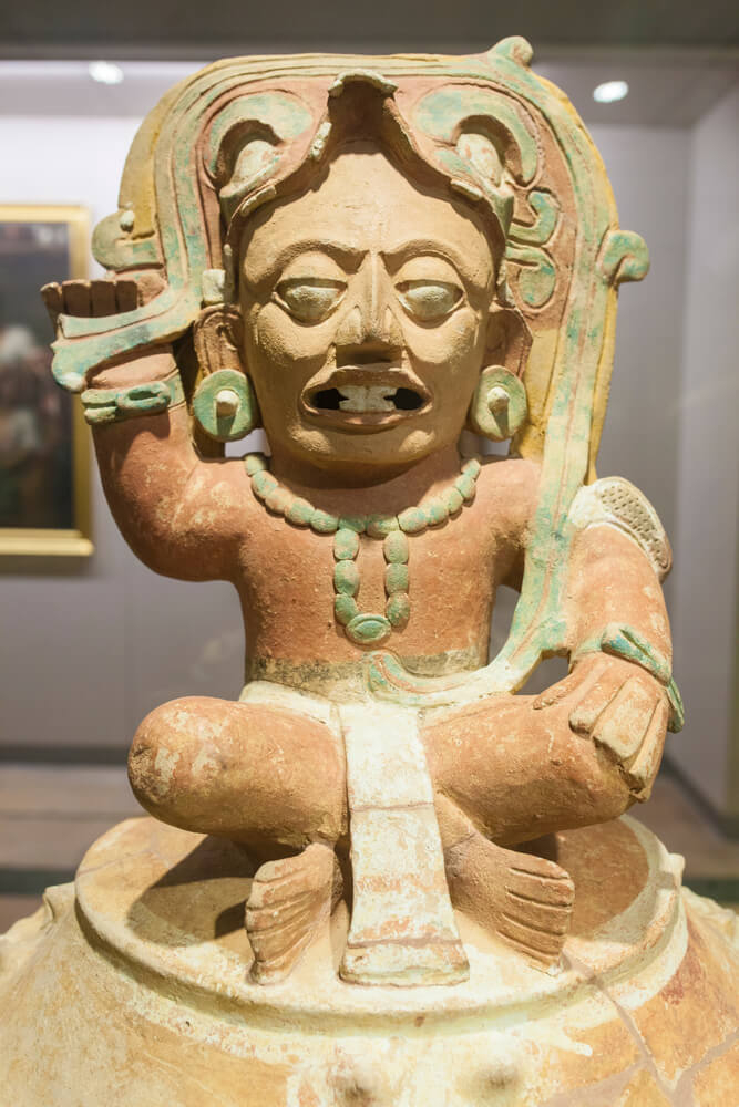 Statue in einem Museum, die den Sonnengott der Maya-Kultur darstellt.