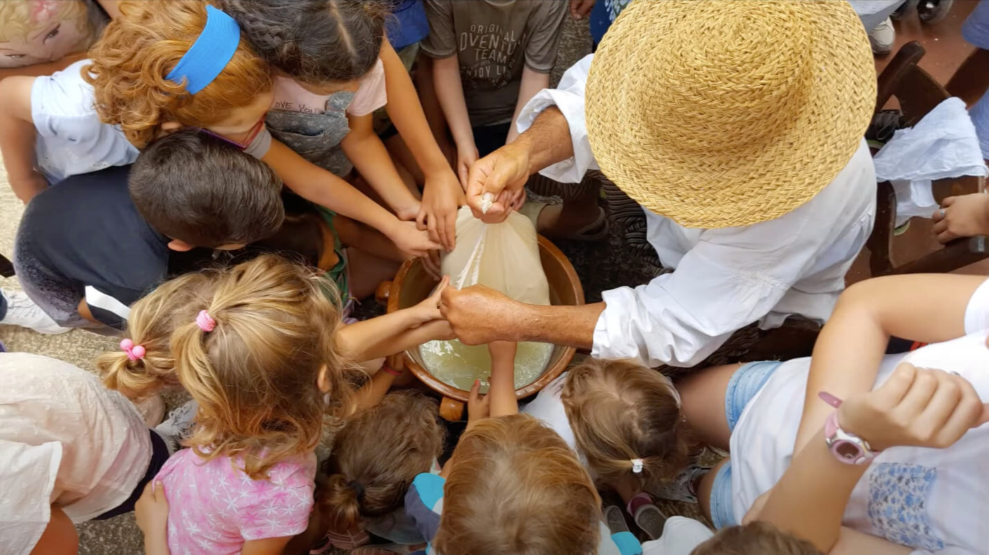 Familienurlaub Menorca: traditionelle Käseherstellung für Kinder im Museum von Binissuès.